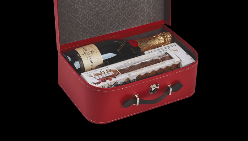 Maletín de regalo corporativo con vino y embutidos